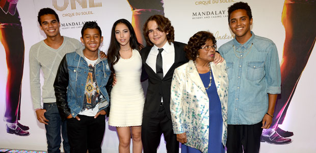Família Jackson vai a tributo do <i>Cirque du Soleil</i> ao Rei do Pop