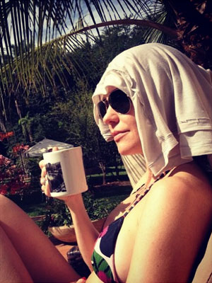 Flavia Monteiro posa de biquíni aos 40 anos