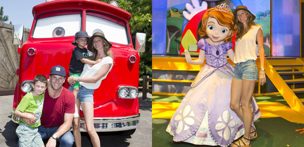 Gisele Bündchen vai à <i>Disney</i> com o marido e os filhos