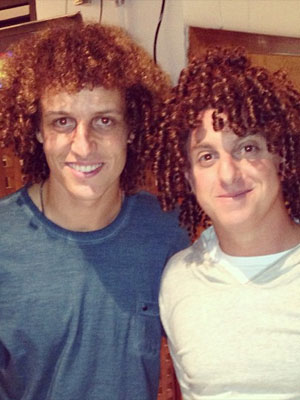 Luciano Huck usa peruca em brincadeira com o jogador David Luiz