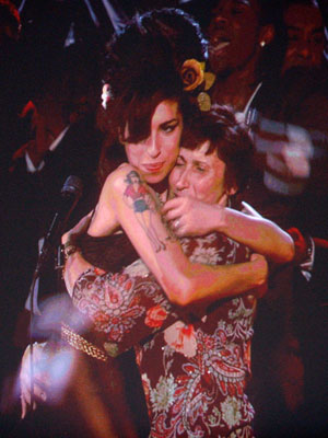 Mãe de Amy Winehouse diz que nunca pensou que a filha chegaria aos 30