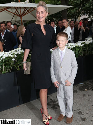 Sharon Stone leva filho para inauguração em Paris