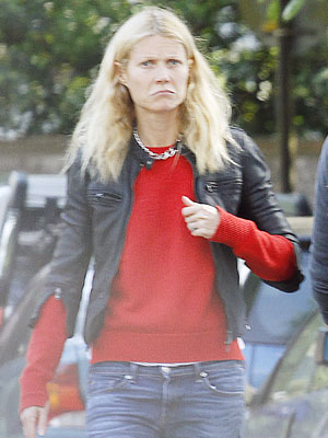 Sem maquiagem, Gwyneth Paltrow passeia com o marido