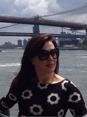 Cláudia Raia posa para foto em Nova York