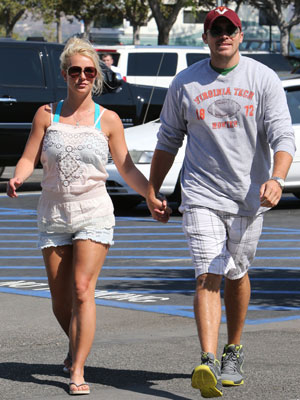 De mãos dadas com o namorado, Britney Spears faz compras