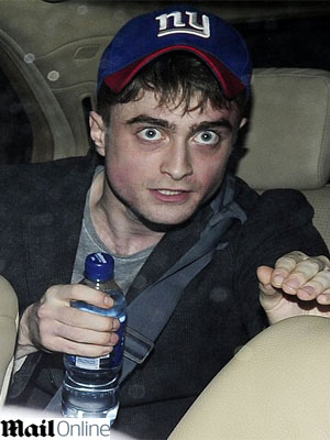 Daniel Radcliffe aparenta cansaço depois de apresentação no teatro