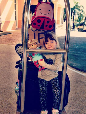 Ticiane Pinheiro mostra foto de Rafaela Justus em carrinho de bagagem