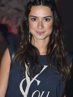 Thaila Ayala aparece em evento com novo <i>piercing</i> no lábio