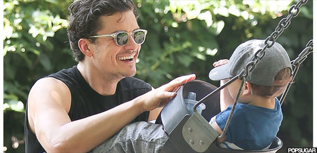 Orlando Bloom brinca com o filho em balanço em Nova York