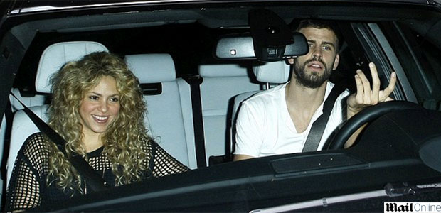 Sorridente, Shakira curte noite romântica com Gerard Piqué