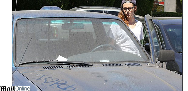 Kristen Stewart anda com declaração para Robert Pattinson em seu carro