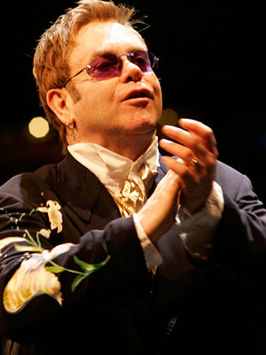 Elton John adia turnê para tratar de apendicite