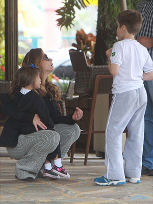 Giovanna Antonelli almoça com os filhos no Rio de Janeiro