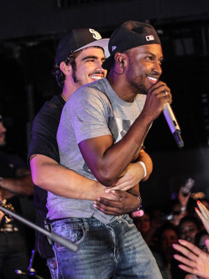 Caio Castro sobe no palco e agarra o cantor Thiaguinho durante <i>show</i>