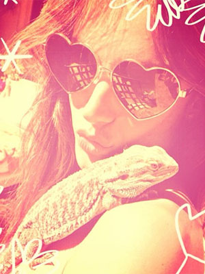 Alessandra Ambrósio posa com uma iguana