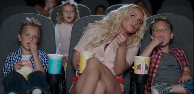 Britney Spears posa ao lado dos filhos no cinema