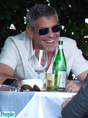 George Clooney é fotografado sorrindo depois da separação