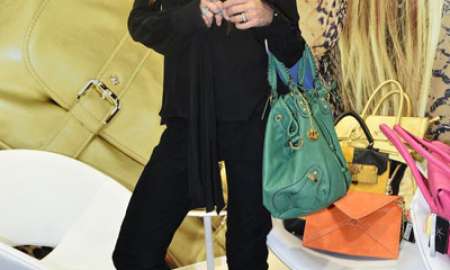 Adriane Galisteu participa de feira de acessórios