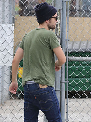 Robert Pattinson deixa cueca à mostra em passeio