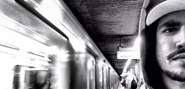 Caio Castro anda de metrô em São Paulo
