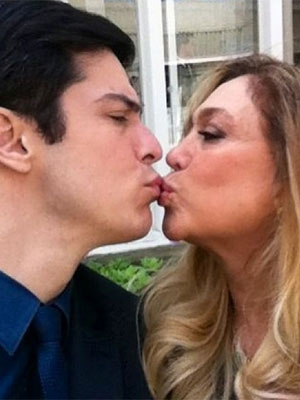 Suzana Vieira dá selinho em Mateus Solano