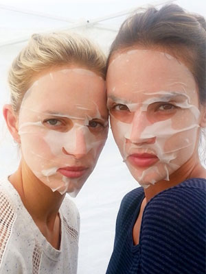 Alessandra Ambrósio e Karolina Kurkova usam máscaras faciais. Veja!