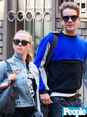 Scarlett Johansson e Romain Duraic têm jantar romântico