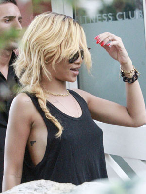 Rihanna passeia por Mônaco sem sutiã, veja a foto!