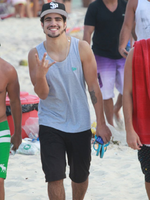 Caio Castro causa em praia carioca