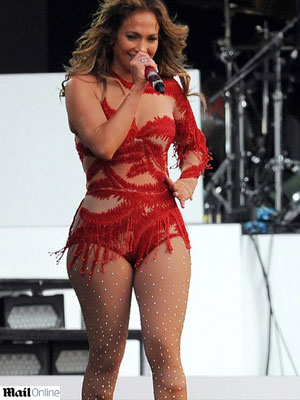 Jennifer Lopez usa <i>look</i> sexy em apresentação em Londres