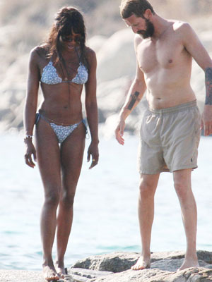 Naomi Campbell mostra boa forma em dia na praia