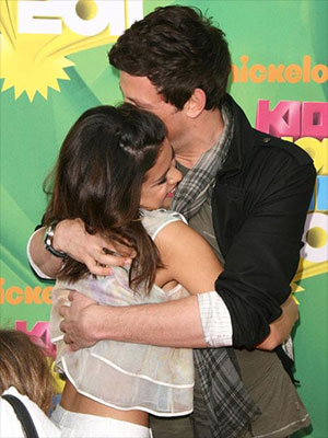 Selena Gomez posta foto com Cory Monteith