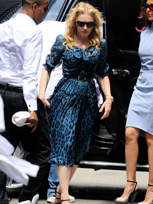 Madonna usa <i>look</i> comportado para ir ao centro de Cabala