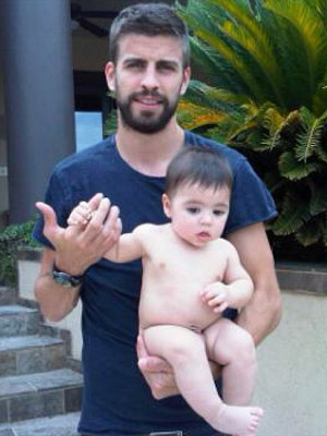 Shakira posta foto de Milan com Piqué