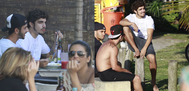 Caio Castro passeia com amigos em praia do Rio de Janeiro