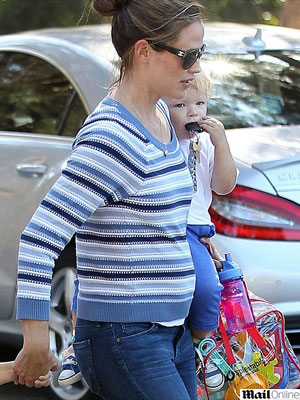 Jennifer Garner aparece com barriga saliente e desperta suspeita de gravidez