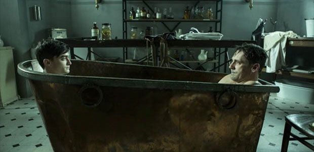 Daniel Radcliffe toma banho de banheira com Jon Hamm