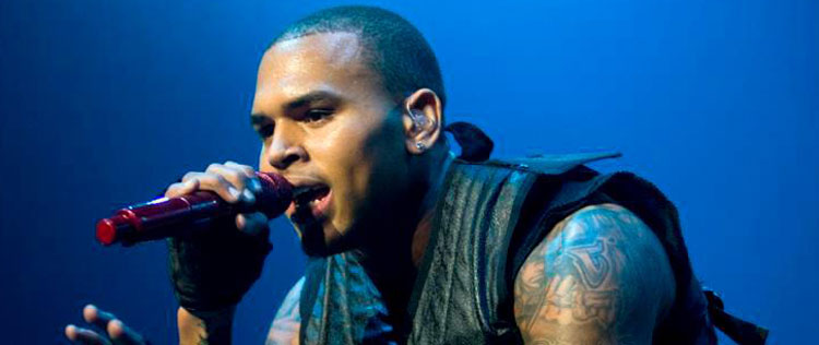 Chris Brown tem liberdade condicional revogada, saiba mais!