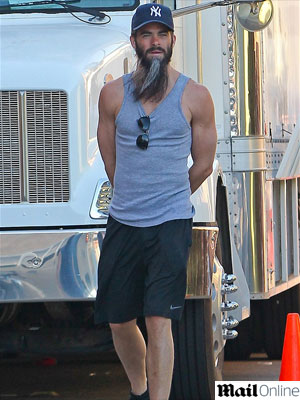 Chris Pine é flagrado em Hollywood com barba longa e grisalha