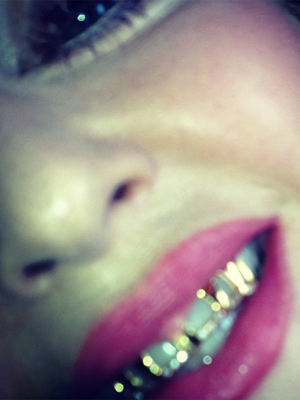 Madonna usa acessório nos dentes, veja a foto!
