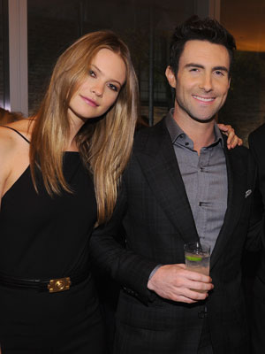 Adam Levine está noivo de Behati Prinsloo. Entenda!