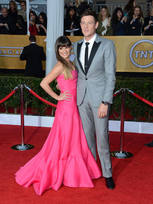 Lea Michele está com a família de Cory Monteith e agradece apoio dos fãs