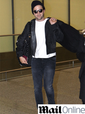 Robert Pattinson desembarca em Toronto para novo trabalho