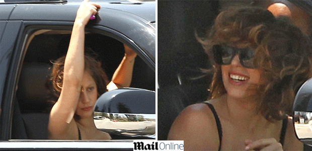 Lady Gaga é flagrada de cara lavada e <i>look</i> casual