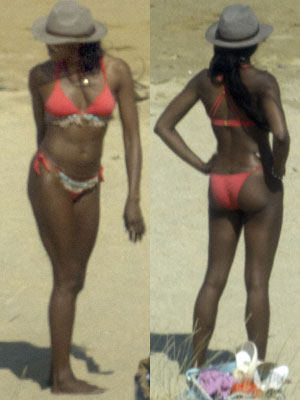 Solteira, Naomi Campbell revela a boa forma na praia da Grécia