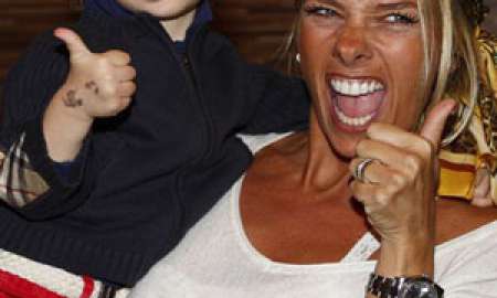 Adriane Galisteu curte espetáculo infantil com o filho