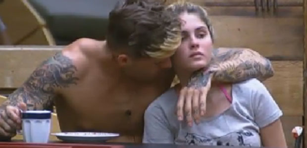 Monique Evans torce por neto depois de suposta noite de Bárbara Evans com Mateus em <i>A Fazenda</i>