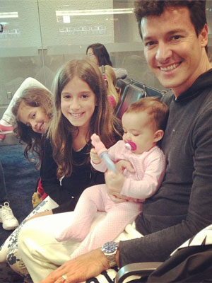 Esposa de Rodrigo Faro publica foto da família em Miami
