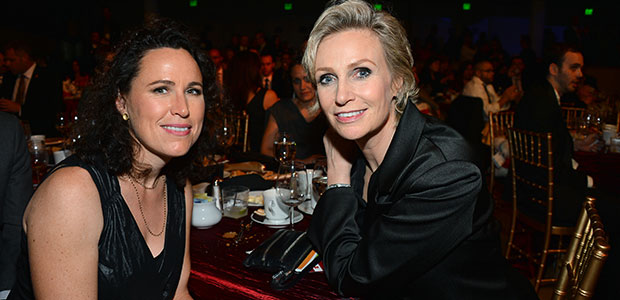 - <i>Não é dramático. Não é algo horrível<i>, diz Jane Lynch sobre divórcio