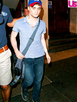 Daniel Radcliffe aparece magro na saída de teatro em Londres